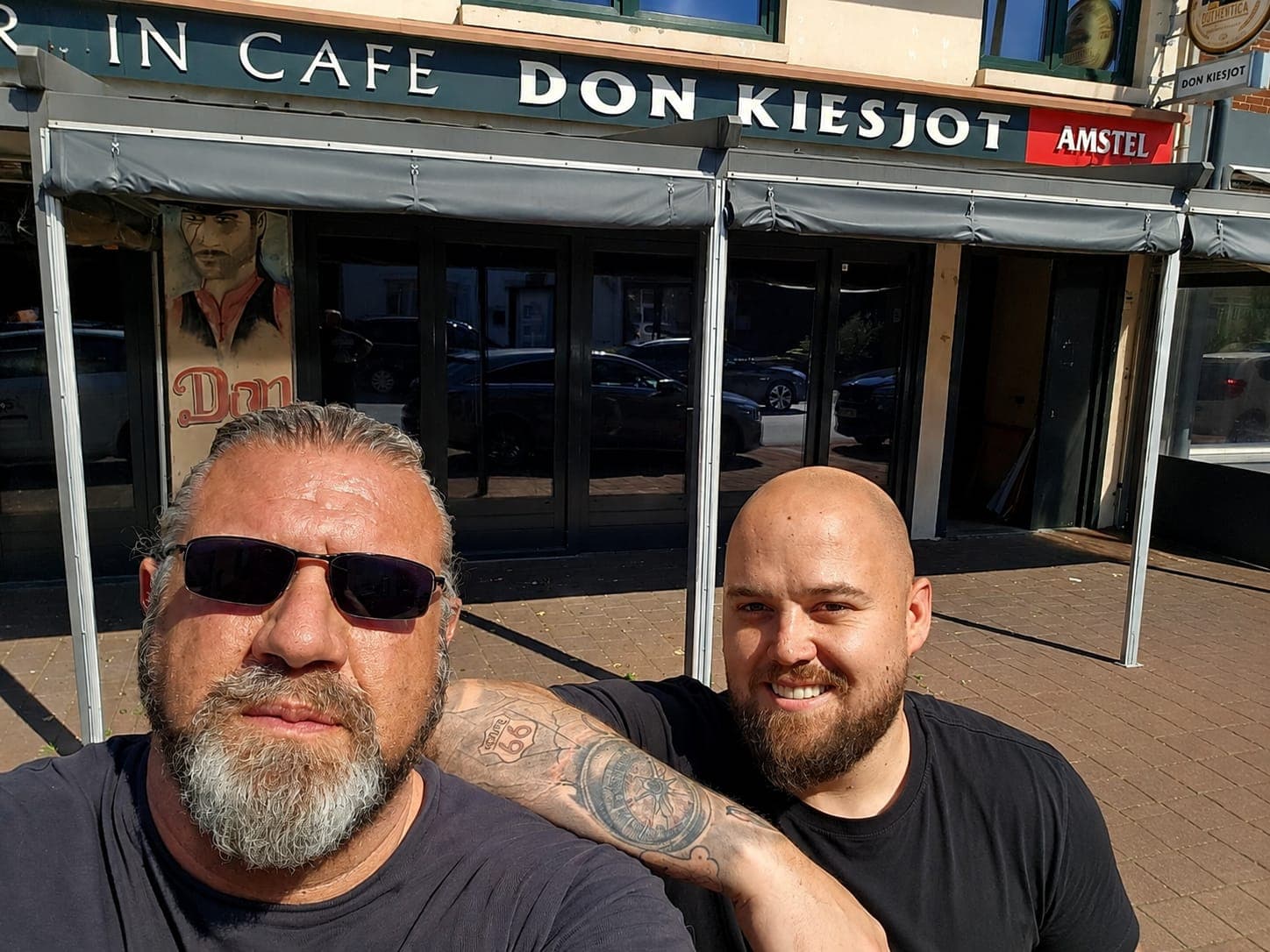 De eigenaren van Cafe Donkiesjot voor de zaak aan de Molenweg
